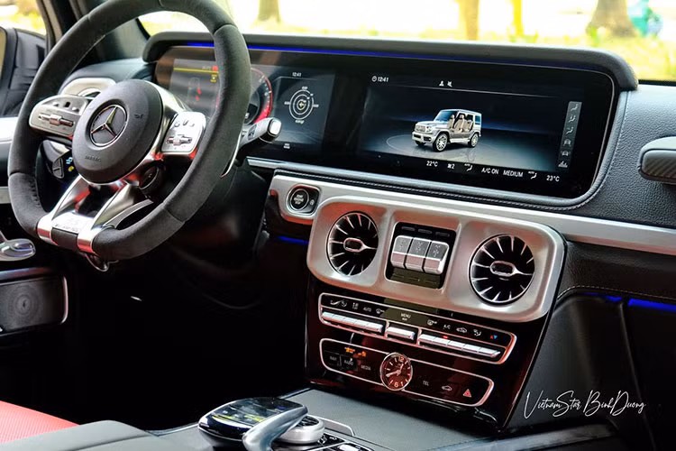 Nếu chưa hài lòng, thảm sàn màu đen cùng logo Edition 55 màu đỏ nổi bật sẽ là minh chứng rõ ràng cho việc đây là 1 phiên bản Mercedes-AMG G63 kỷ niệm 55 năm thành lập bộ phận phát triển xe hiệu suất cao Mercedes-AMG. Một số điểm nhấn khác như bậc cửa có thêm logo AMG phát sáng màu đỏ...