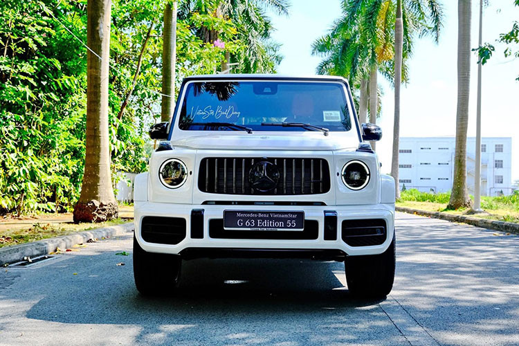 Tại Việt Nam, ước tính chỉ có khoảng 10 chiếc SUV hạng sang Mercedes-AMG G63 Edition 55 chính hãng được bán ra. Phiên bản đặc biệt của chiếc G63 này chỉ ra mắt với 2 tùy chọn màu sơn là đen và trắng. Một số chi tiết được sơn đen theo gói Night Package.