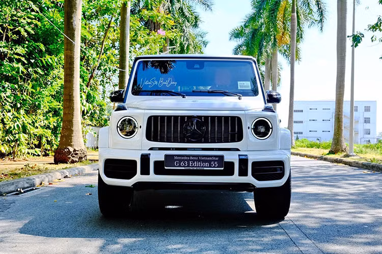 Tại Việt Nam, ước tính chỉ có khoảng 10 chiếc SUV hạng sang Mercedes-AMG G63 Edition 55 chính hãng được bán ra. Phiên bản đặc biệt của chiếc G63 này chỉ ra mắt với 2 tùy chọn màu sơn là đen và trắng. Một số chi tiết được sơn đen theo gói Night Package.