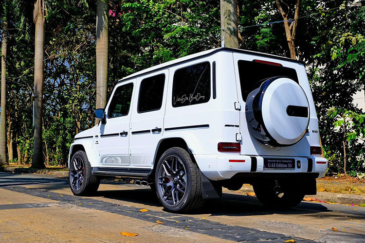 Sức mạnh của động cơ được truyền tới cả 4 bánh thông qua hộp số tự động AMG Speedshift Plus 9 cấp. Nhờ đó, Mercedes-AMG G63 Edition 55 chỉ mất thời gian tăng tốc từ 0-100 km/h trong 4,5 giây và có thể đạt vận tốc tối đa 220 km/h.