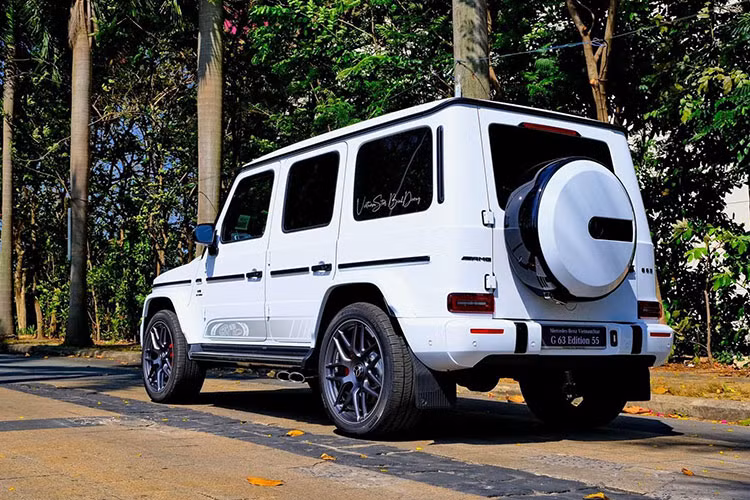 Sức mạnh của động cơ được truyền tới cả 4 bánh thông qua hộp số tự động AMG Speedshift Plus 9 cấp. Nhờ đó, Mercedes-AMG G63 Edition 55 chỉ mất thời gian tăng tốc từ 0-100 km/h trong 4,5 giây và có thể đạt vận tốc tối đa 220 km/h.