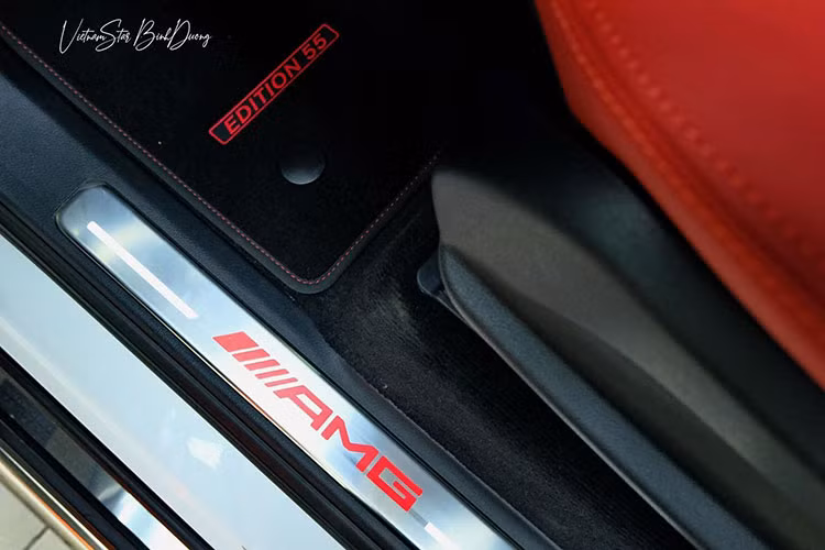 Mở cửa SUV hạng sang Mercedes-AMG G63 Edition 55 điều đầu tiên đập vào mắt người xem chính là nội thất đỏ 2 tông màu 537 Nappa leather và Classic Red/black chỉ sản xuất độc quyền cho phiên bản này, tăng thêm sự cá tính cho xe, tiếp theo là vô số chi tiết bằng carbon.