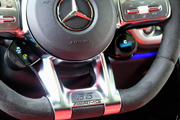 Nội thất xe được phối 2 màu là đỏ Classic Red cùng đen khá bắt mắt, đi cùng là khá nhiều chi tiết carbon. Các trang bị tiện nghi trên bản đặc biệt cũng giống với bản thường.