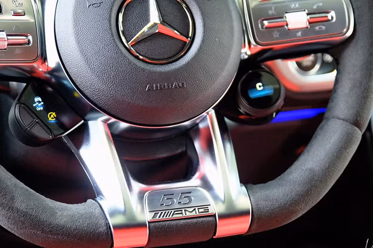 Nội thất xe được phối 2 màu là đỏ Classic Red cùng đen khá bắt mắt, đi cùng là khá nhiều chi tiết carbon. Các trang bị tiện nghi trên bản đặc biệt cũng giống với bản thường.