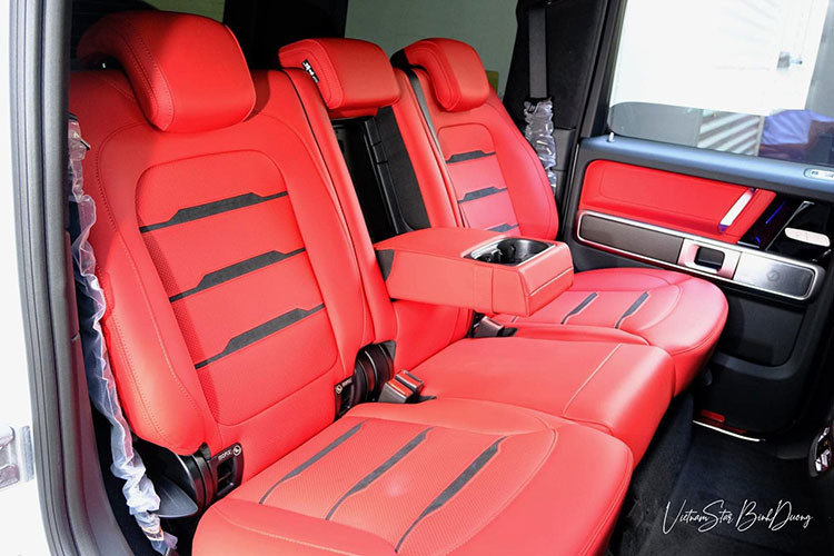 Về động cơ, Mercedes-AMG G63 Edition 55 không có sự thay đổi so với phiên bản thường. Bên dưới nắp ca-pô vẫn là khối động cơ xăng V8, tăng áp kép, dung tích 4.0L có thể sản sinh ra công suất tối đa 577 mã lực và mô men xoắn cực đại 850 Nm. 