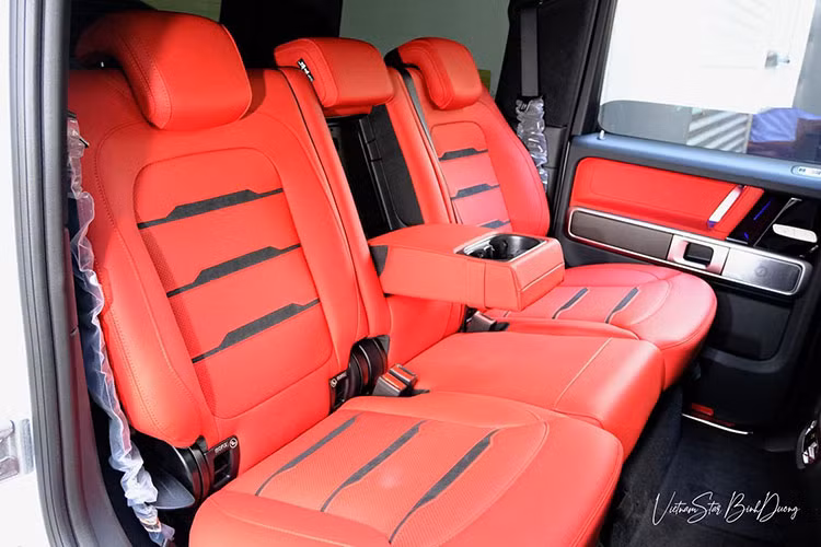 Về động cơ, Mercedes-AMG G63 Edition 55 không có sự thay đổi so với phiên bản thường. Bên dưới nắp ca-pô vẫn là khối động cơ xăng V8, tăng áp kép, dung tích 4.0L có thể sản sinh ra công suất tối đa 577 mã lực và mô men xoắn cực đại 850 Nm. 