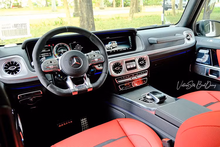 Điểm đáng chú ý của G63 Edition 55 nằm ở bên trong khoang cabin với logo 55 được khắc lên vô-lăng và ốp cửa. Thảm sàn cũng được tạo điểm nhấn bằng dòng chữ Edition 55 màu đỏ.