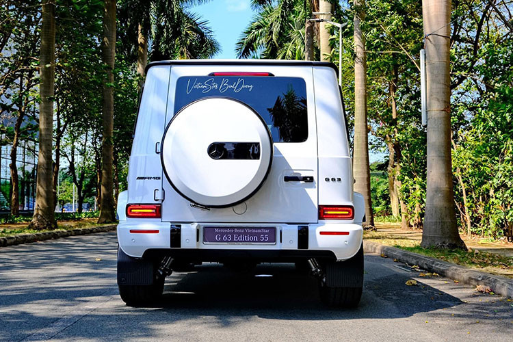 Chiếc đầu tiên về Việt Nam sở hữu màu sơn trắng Opaline, đi cùng bộ tem nhận diện phiên bản giới hạn bên thân xe. Chiếc SUV địa hình hạng sang này được trang bị bộ mâm đa chấu kép với kích thước lên đến 22 inch, được sơn 2 màu tương phản.