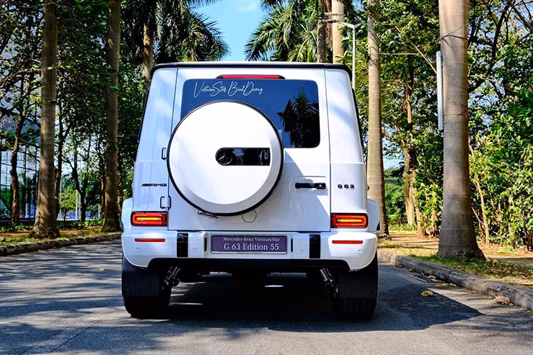 Chiếc đầu tiên về Việt Nam sở hữu màu sơn trắng Opaline, đi cùng bộ tem nhận diện phiên bản giới hạn bên thân xe. Chiếc SUV địa hình hạng sang này được trang bị bộ mâm đa chấu kép với kích thước lên đến 22 inch, được sơn 2 màu tương phản.