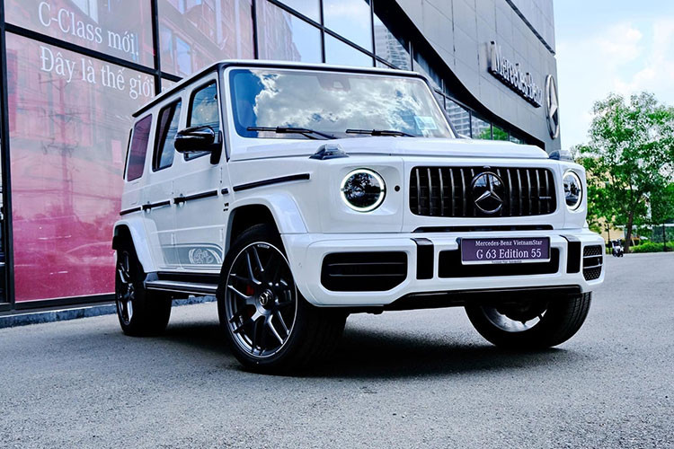 Được biết, đây là phiên bản Mercedes-AMG G63 Edition 55 đặc biệt, kỷ niệm 55 năm ra mắt của thương hiệu AMG nên xe sẽ được sản xuất với số lượng khá hạn chế.