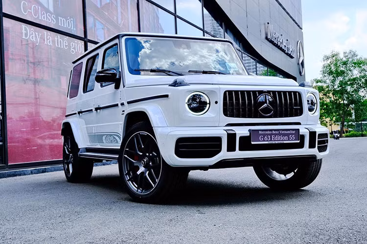 Được biết, đây là phiên bản Mercedes-AMG G63 Edition 55 đặc biệt, kỷ niệm 55 năm ra mắt của thương hiệu AMG nên xe sẽ được sản xuất với số lượng khá hạn chế.