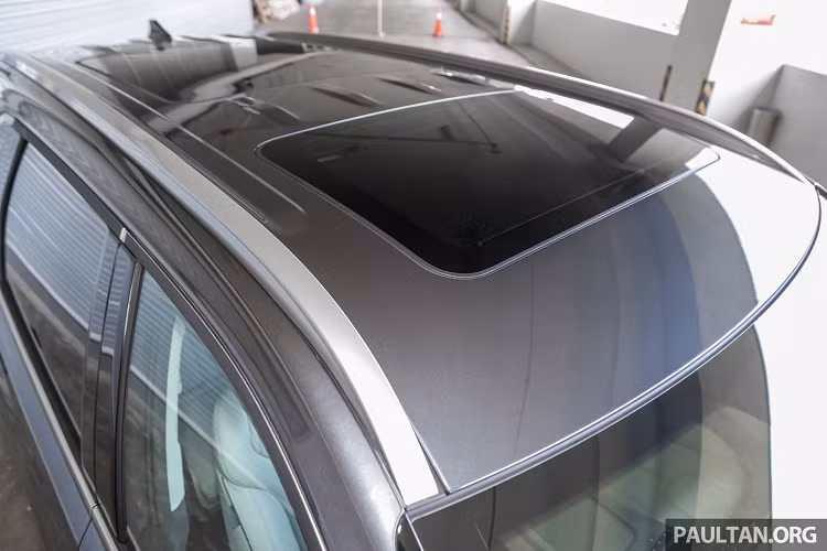 Những thay đổi trên Palisade 2023 còn đến từ phần đuôi xe với cụm đèn định vị kết hợp đèn báo lùi và tấm ốp bảo vệ phía sau. La-zăng cũng được thiết kế mới với đường kính 20 inch, đi kèm thông số lốp 245/50. Đèn hậu cũng được thiết kế để phân biết phiên bản máy xăng và máy dầu. Phiên bản máy dầu trang bị đèn phanh Halogen kết hợp đèn định vị và đèn signal LED. Trong khi phiên bản máy xăng trang bị đèn full LED. 