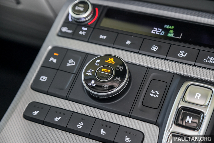 Cả hai bản động cơ này đều đi kèm hộp số tự động 8 cấp nhưng khác nhau ở hệ dẫn động. Phiên bản máy xăng đi kèm hệ dẫn động cầu trước FWD, trong khi phiên bản máy dầu đi kèm hệ dẫn động bốn bánh HTRAC. Hệ thống HTRAC có thể phân chia mô-men xoắn giữa cầu trước và sau dao động theo tỷ lệ từ 100:0 (FWD hoàn toàn) cho đến 50:50 chia đều trước sau.