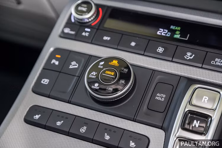 Cả hai bản động cơ này đều đi kèm hộp số tự động 8 cấp nhưng khác nhau ở hệ dẫn động. Phiên bản máy xăng đi kèm hệ dẫn động cầu trước FWD, trong khi phiên bản máy dầu đi kèm hệ dẫn động bốn bánh HTRAC. Hệ thống HTRAC có thể phân chia mô-men xoắn giữa cầu trước và sau dao động theo tỷ lệ từ 100:0 (FWD hoàn toàn) cho đến 50:50 chia đều trước sau.