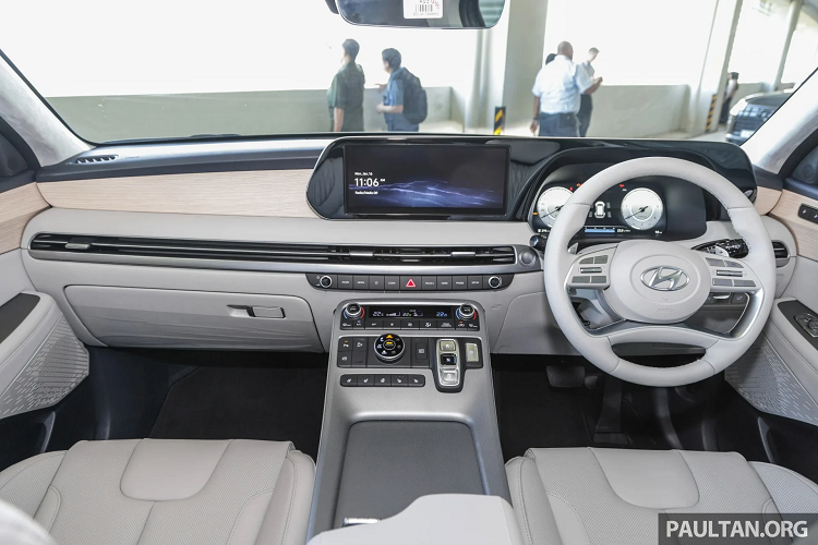 Hyundai Palisade 2023 tại Malaysia sẽ trang bị tiêu chuẩn Drive Mode đi kèm bốn chế độ lái – Comfort, Eco, Sport và Smart điều chỉnh bằng núm xoay. Trong khi 2 phiên bản máy dầu dẫn động HTRAC sẽ có thêm hệ thống hỗ trợ di chuyển địa hình với các chế độ bổ sung Snow, Mud, Sand.