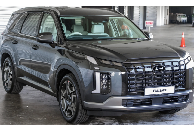 Kích thước tổng thể của mẫu xe SUV Hyundai Palisade 2023 không có nhiều thay đổi so với phiên bản tiền nhiệm. Thông số DxRxC lần lượt là 4.995 x 1.975 x 1.750 (mm). Chiều dài cơ sở 2.900 mm. Chiều dài tổng thể chỉ tăng thêm 15 mm do phía trước dài hơn 20 mm, trong khi phần đuôi xe ngắn lại 5 mm.