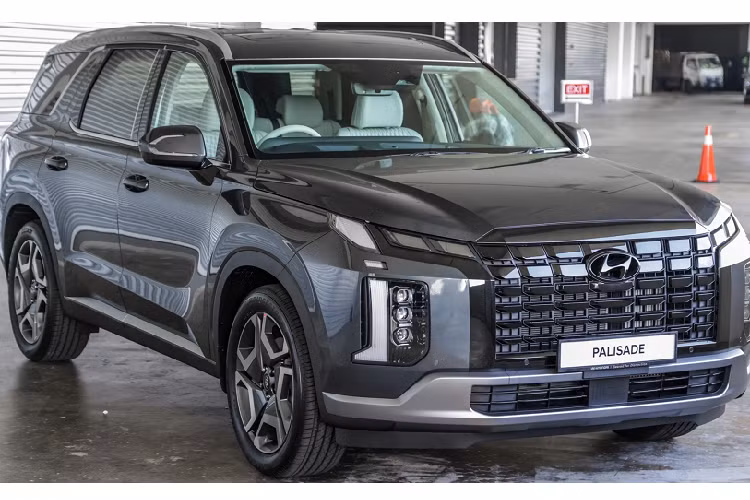 Kích thước tổng thể của mẫu xe SUV Hyundai Palisade 2023 không có nhiều thay đổi so với phiên bản tiền nhiệm. Thông số DxRxC lần lượt là 4.995 x 1.975 x 1.750 (mm). Chiều dài cơ sở 2.900 mm. Chiều dài tổng thể chỉ tăng thêm 15 mm do phía trước dài hơn 20 mm, trong khi phần đuôi xe ngắn lại 5 mm.