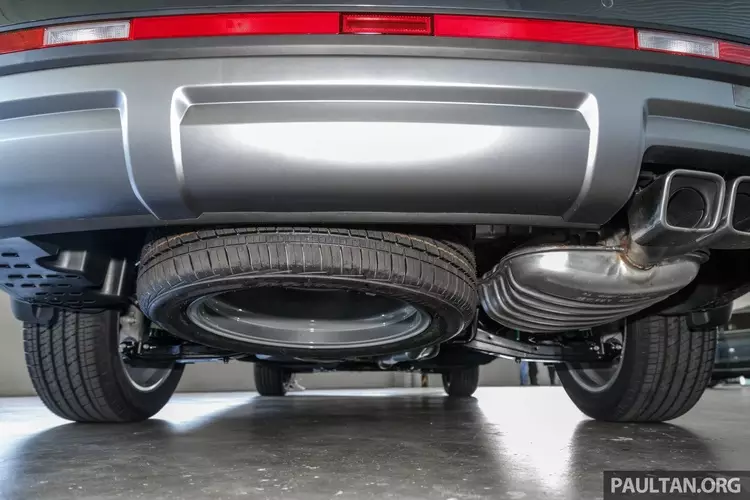 Công suất sạc tối đa 27W và 3A. Ngoài ra, bốn ổ cắm 12V được trang bị trên bảng điều khiển trung tâm, hàng ghế trước, sau và trong khoang hành lý. Cổng sạc không dây dành cho các thiết bị di động cũng tăng lên 15W, thay vì 5W như trước. 