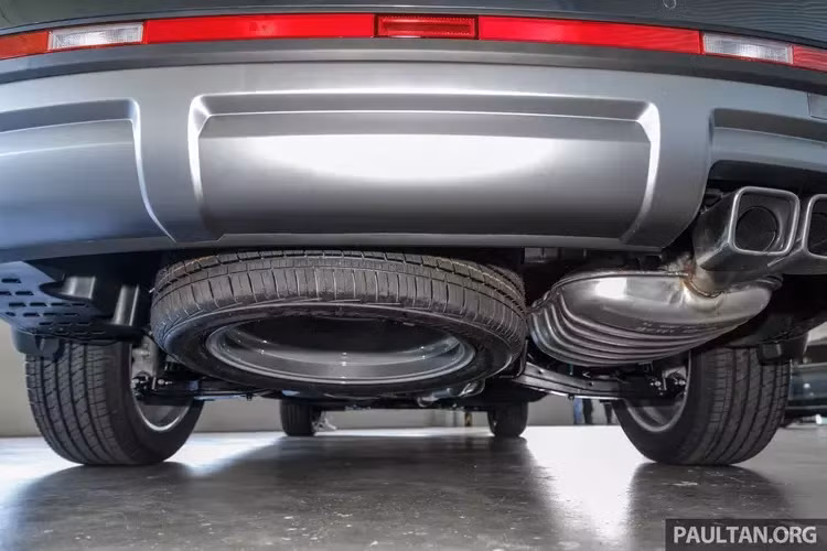 Công suất sạc tối đa 27W và 3A. Ngoài ra, bốn ổ cắm 12V được trang bị trên bảng điều khiển trung tâm, hàng ghế trước, sau và trong khoang hành lý. Cổng sạc không dây dành cho các thiết bị di động cũng tăng lên 15W, thay vì 5W như trước. 