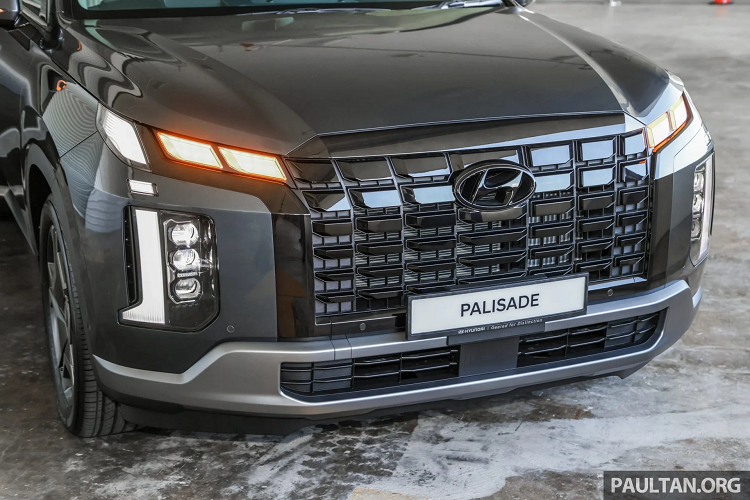 Hàng ghế thứ ba trên Hyundai Palisade 2023 thuận tiện ra vào khi trang bị gập ghế 1 chạm cho hàng ghế thứ 2. Hàng ghế thứ ba cũng có thể gập phẳng từ phía sau khoang hành lý với chỉ một nút ấn. Khoang hành lý tiêu chuẩn có dung tích 509 lít và có thể mở rộng lên 1.279 lít khi gập hai hàng ghế sau. 