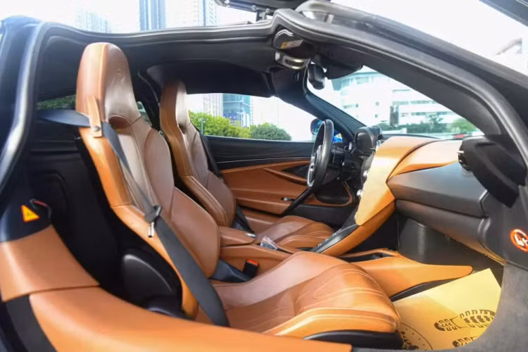 Vì vậy, chúng tôi đã dạo quanh 1 vòng thị trường xe McLaren lướt, trong đó, nhiều xe 720S được chào bán từ 7 tỷ đến 10 tỷ đồng, và đa phần, biển số là CV hoặc NG, cá biệt có 1 xe McLaren 720S màu cam được chào bán 15 tỷ đồng, nhưng chưa rõ lý lịch ra sao.