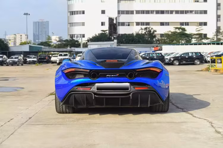 Động cơ kết hợp với hộp số SSG ly hợp kép 7 cấp, nhờ đó, siêu xe McLaren 720S có thể tăng tốc từ vị trí xuất phát lên 100 km/h chỉ trong thời gian 2,9 giây và giảm tốc từ 100-0 km/h trong 2,8 giây. Tốc độ tối đa của siêu xe McLaren 720S là 341 km/h.