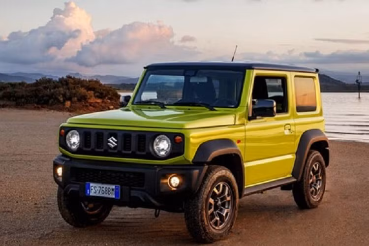 Ngoại hình của mẫu SUV nổi bật với thiết kế hình hộp vuông vắn, tương tự Mercedes-Benz G-Class. Các trang bị tiêu chuẩn đáng chú ý của Suzuki Jimny là đèn pha LED với dải đèn ngày LED, la-zăng hợp kim 15 inch màu bạc, điều hòa tự động, 2 túi khí và hệ thống cân bằng điện tử ESP.