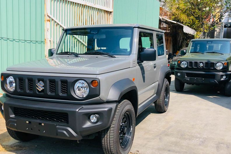 Nhân viên tư vấn bán hàng cho biết Suzuki Jimny tại Việt Nam sẽ được bán chính hãng với giá từ khoảng 800 triệu đồng, xe được nhập khẩu nguyên chiếc từ Nhật Bản. Hiện chưa có thông tin về thời điểm xe ra mắt. Website của hãng cũng chưa xác nhận thông tin này.