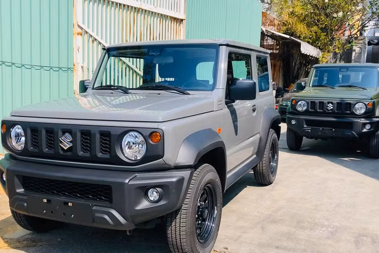 Nhân viên tư vấn bán hàng cho biết Suzuki Jimny tại Việt Nam sẽ được bán chính hãng với giá từ khoảng 800 triệu đồng, xe được nhập khẩu nguyên chiếc từ Nhật Bản. Hiện chưa có thông tin về thời điểm xe ra mắt. Website của hãng cũng chưa xác nhận thông tin này.