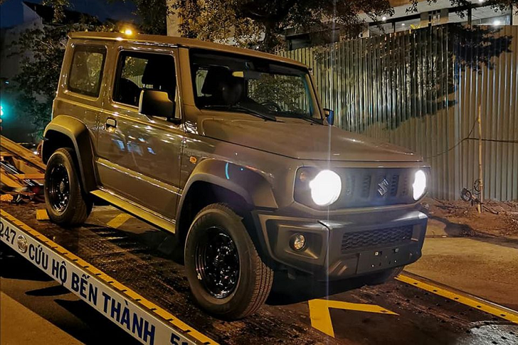 Trước đó, một số của hàng kinh doanh xe tư nhân đã chào bán mẫu "tiểu G-Class" với mức giá lên tới 1,4 tỷ đồng. Suzuki Jimny hiện cũng đã được bán chính hãng tại một số quốc gia thuộc khu vực Đông Nam Á. Tại Indonesia, xe có giá 168.900 RM (tương đương 920 triệu đồng)