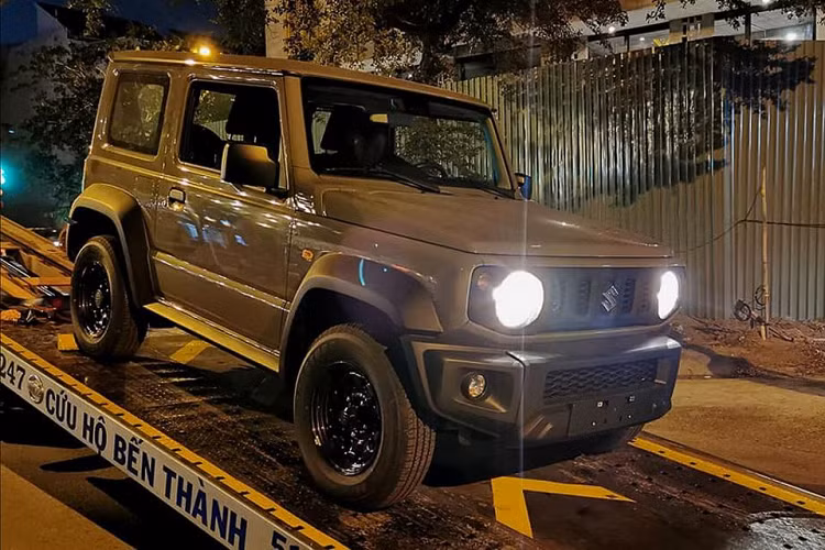 Trước đó, một số của hàng kinh doanh xe tư nhân đã chào bán mẫu "tiểu G-Class" với mức giá lên tới 1,4 tỷ đồng. Suzuki Jimny hiện cũng đã được bán chính hãng tại một số quốc gia thuộc khu vực Đông Nam Á. Tại Indonesia, xe có giá 168.900 RM (tương đương 920 triệu đồng)