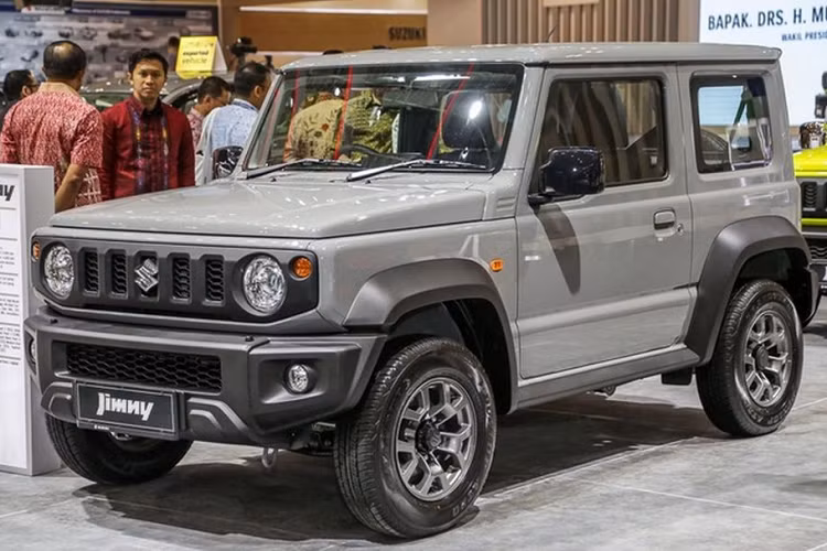 Tại Thái Lan, mẫu xe SUV Suzuki Jimny 2023 có giá dao động từ 1,55 - 1,68 triệu baht (1,137 - 1,233 tỷ đồng). Trong khi đó, ở Anh, xe chỉ có giá 15.499 bảng Anh (460 triệu đồng). Suzuki Jimny có thông số kích thước tổng thể tương ứng dài 3.480 mm, rộng 1.645 mm, cao 1.720 mm và chiều dài cơ sở đạt 2.250 mm.