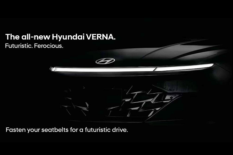 Đáng tiếc là hình ảnh nội thất của Hyundai Accent 2023 chưa được công bố. Tuy nhiên, qua hình ảnh chụp trên đường thử, có thể thấy mẫu sedan hạng B này được trang bị bảng đồng hồ kỹ thuật số nối liền với màn hình cảm ứng trung tâm. Đồng thời, sẽ không ngạc nhiên nếu Hyundai Accent thế hệ mới được bổ sung các tính năng an toàn chủ động ADAS.