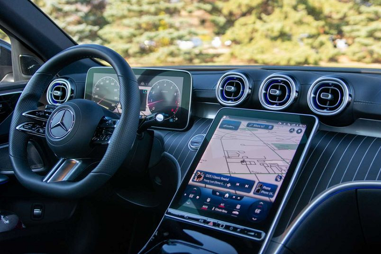 Đáng ngạc nhiên là đèn pha projector LED C-Class được trang bị trên các mẫu C-Class bản tiêu chuẩn được đánh giá tốt trong hạng mục kiểm tra khả năng chiếu sáng trong khi tùy chọn đèn pha LED thích ứng chỉ ở mức mức chấp nhận được.