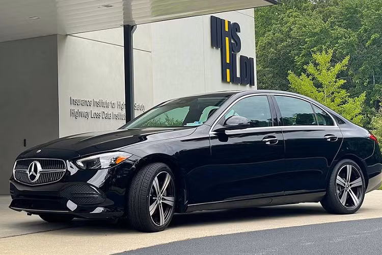 Điều này dễ dàng giải thích tại sao chỉ có 48 mẫu xe được trao một trong hai xếp hạng an toàn cao nhất của IIHS và mới đây, Mercedes-Benz C-Class 2023 mới đã đạt xếp hạng Top Safety Pick+.