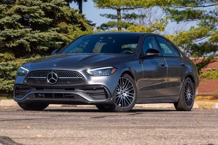 Mẫu sedan cao cấp đến từ Đức đã vượt qua xuất sắc tất cả các bài đánh giá từ IIHS nhờ được trang bị tùy chọn hệ thống ngăn ngừa va chạm trước nằm trong gói công nghệ hỗ trợ lái.