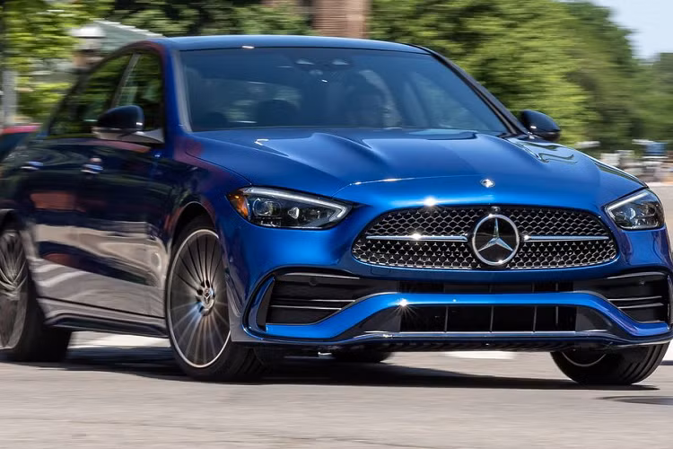 Trong các thử nghiệm ngăn ngừa va chạm phía trước giữa phương tiện với người đi bộ vào ban ngày và ban đêm, C-Class 2023 nhận đánh giá tốt khi được nâng cấp hệ thống va chạm phía trước.