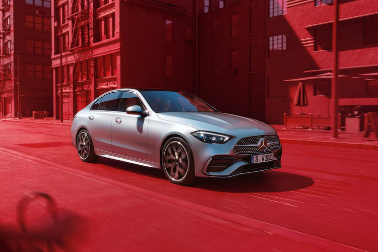 Ngoài ra, tất cả các ô tô giờ đây đều trải qua bài kiểm tra va chạm bên khó khăn hơn với một thanh chắn nặng hơn đâm vào xe thử nghiệm ở tốc độ cao hơn. Thử nghiệm tác động bên yêu cầu xếp hạng chấp nhận được hoặc tốt cho giải thưởng Top Safety Pick và xếp hạng tốt cho giải thưởng Top Safety Pick+.