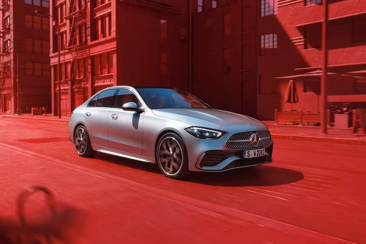 Ngoài ra, tất cả các ô tô giờ đây đều trải qua bài kiểm tra va chạm bên khó khăn hơn với một thanh chắn nặng hơn đâm vào xe thử nghiệm ở tốc độ cao hơn. Thử nghiệm tác động bên yêu cầu xếp hạng chấp nhận được hoặc tốt cho giải thưởng Top Safety Pick và xếp hạng tốt cho giải thưởng Top Safety Pick+.