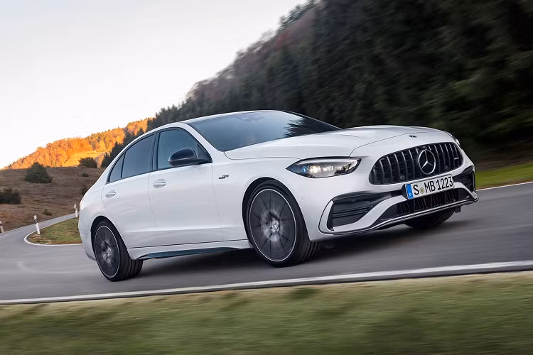 Top Safety Pick+ chỉ được áp dụng với các mẫu Mercedes-Benz C-Class được trang bị gói công nghệ an toàn nâng cao, trong khi các mẫu xe có hệ thống ngăn ngừa va chạm tiêu chuẩn chỉ đạt xếp hạng Top Safety Pick, mức thấp hơn của IIHS.