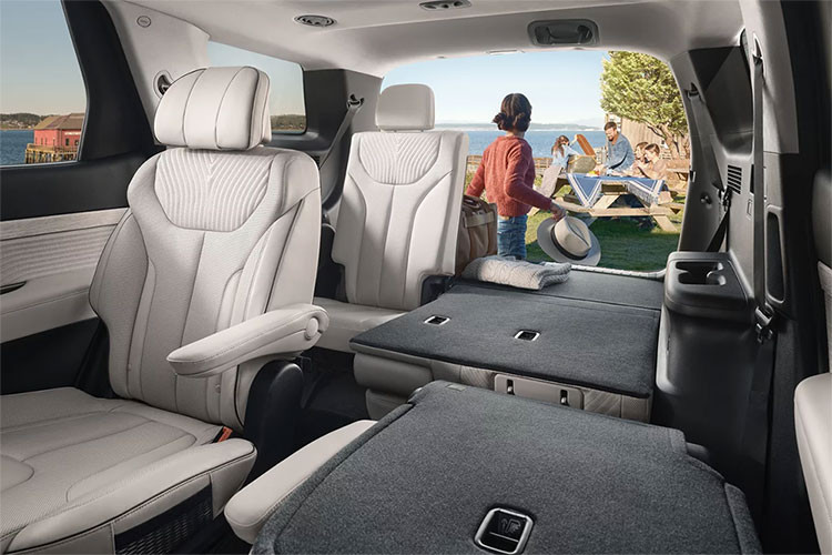 Xe sẽ được trang bị cửa cốp chỉnh điện thông minh và vành la-zăng 20 inch kết hợp lốp Michelin. Khu vực nội thất có bảng đồng hồ kỹ thuật số 12,3 inch, hàng ghế trước chỉnh điện, sạc điện thoại không dây,...