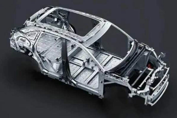 Có thể thấy vòm bánh xe mới áp dụng thiết kế hình khối cứng cáp hơn, ốp sườn và những nơi khác cũng được tích hợp tấm bảo vệ màu đen tạo nên sự hoang dã nhất định.Ở đuôi xe, chiếc xe Chery eQ7 mới áp dụng thiết kế tương tự Chery Ant, cụm đèn hậu thiết kế xuyên thấu, dải đèn phân bổ dạng ma trận điểm cũng được tích hợp hai bên.