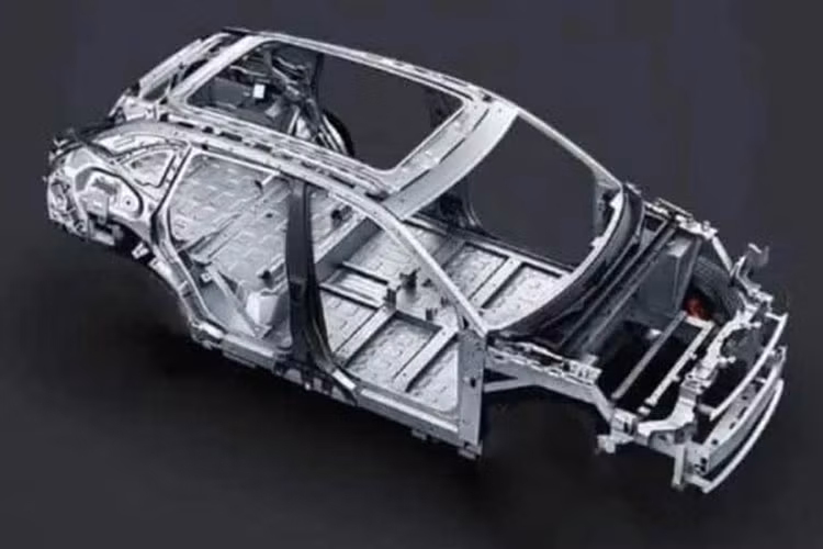 Có thể thấy vòm bánh xe mới áp dụng thiết kế hình khối cứng cáp hơn, ốp sườn và những nơi khác cũng được tích hợp tấm bảo vệ màu đen tạo nên sự hoang dã nhất định.Ở đuôi xe, chiếc xe Chery eQ7 mới áp dụng thiết kế tương tự Chery Ant, cụm đèn hậu thiết kế xuyên thấu, dải đèn phân bổ dạng ma trận điểm cũng được tích hợp hai bên.