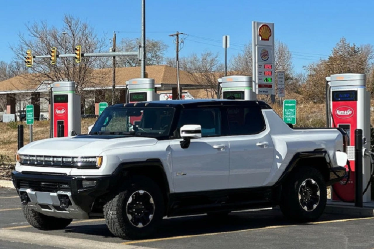 Để so sánh, Ford F-150 Lightning có kích thước pin tối đa là 131 kWh và phạm vi hoạt động 482km, tương đương 3,68 km/kWh.