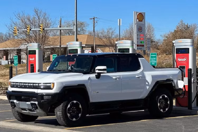 Để so sánh, Ford F-150 Lightning có kích thước pin tối đa là 131 kWh và phạm vi hoạt động 482km, tương đương 3,68 km/kWh.