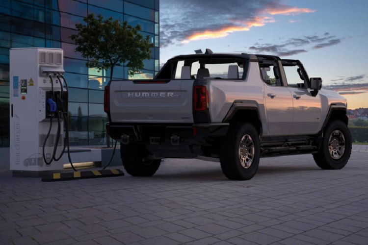 Biến thể cao cấp nhất của Rivian R1S có phạm vi hoạt động 494 km với cụm pin 135 kWh, tương đương 3,65 km/kWh.