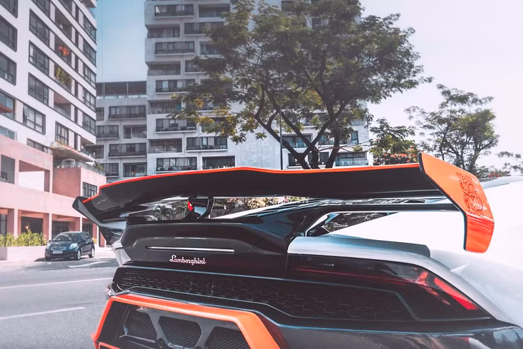 Chính vì vậy, doanh số bán hàng của Huracan cũng luôn vượt trội hơn so với các đối thủ. Dù được độ khá thú vị, siêu xe Lamborghini Huracan vẫn sử dụng động cơ hút khí tự nhiên V10 5.2L nguyên bản, cho công suất 610 mã lực và mô-men xoắn cực đại 560Nm.