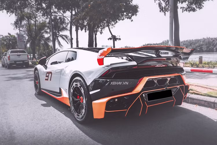 Ngoài ra, chiếc Lamborghini Huracan này còn sở hữu bộ mâm tới từ hãng độ AL13.Bộ la-zăng này mang mã R80-109R với cấu hình 4 mảnh hoàn toàn riêng biệt và sử dụng vật liệu nhôm rèn 6061 T6 chuyên dành cho ngành hàng không vũ trụ kích thước mâm từ 18 đến 24 inch.