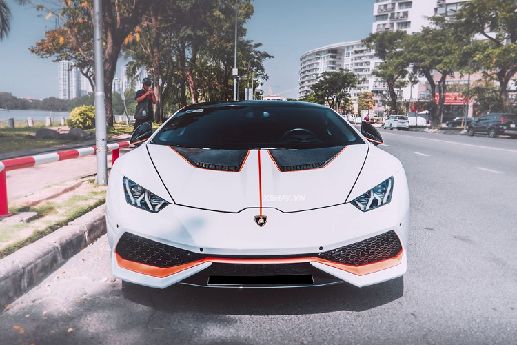 Chưa dừng lại ở đó, cánh gió phía sau đuôi siêu xe Lamborghini Huracan cũng được lấy từ bản độ Monza Edizione và chi tiết này có giá là 149 triệu đồng. Cuối cùng, phần cản va phía sau thì được thay bằng chi tiết của gói Novara Edizione.