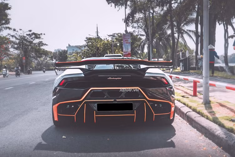 Xe có thể bứt tốc từ 0-100 km/h trong 3,2 giây trước khi cán vận tốc tối đa 325 km/h. Mức giá xe Lamborghini Huracan đã qua sử dụng tại Việt Nam khoảng hơn 12 tỷ đồng. Chiếc xe trong bài viết từng lên sàn xe cũ trong tình trạng mới nhất ở Việt Nam do số km lăn bánh rất ít.
